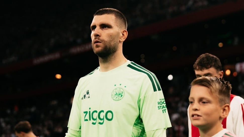 Tampil Apik Saat Ajax Gunduli Nathan Tjoe-A-On Cs, Maarten Paes Dapat Kabar Bahagia