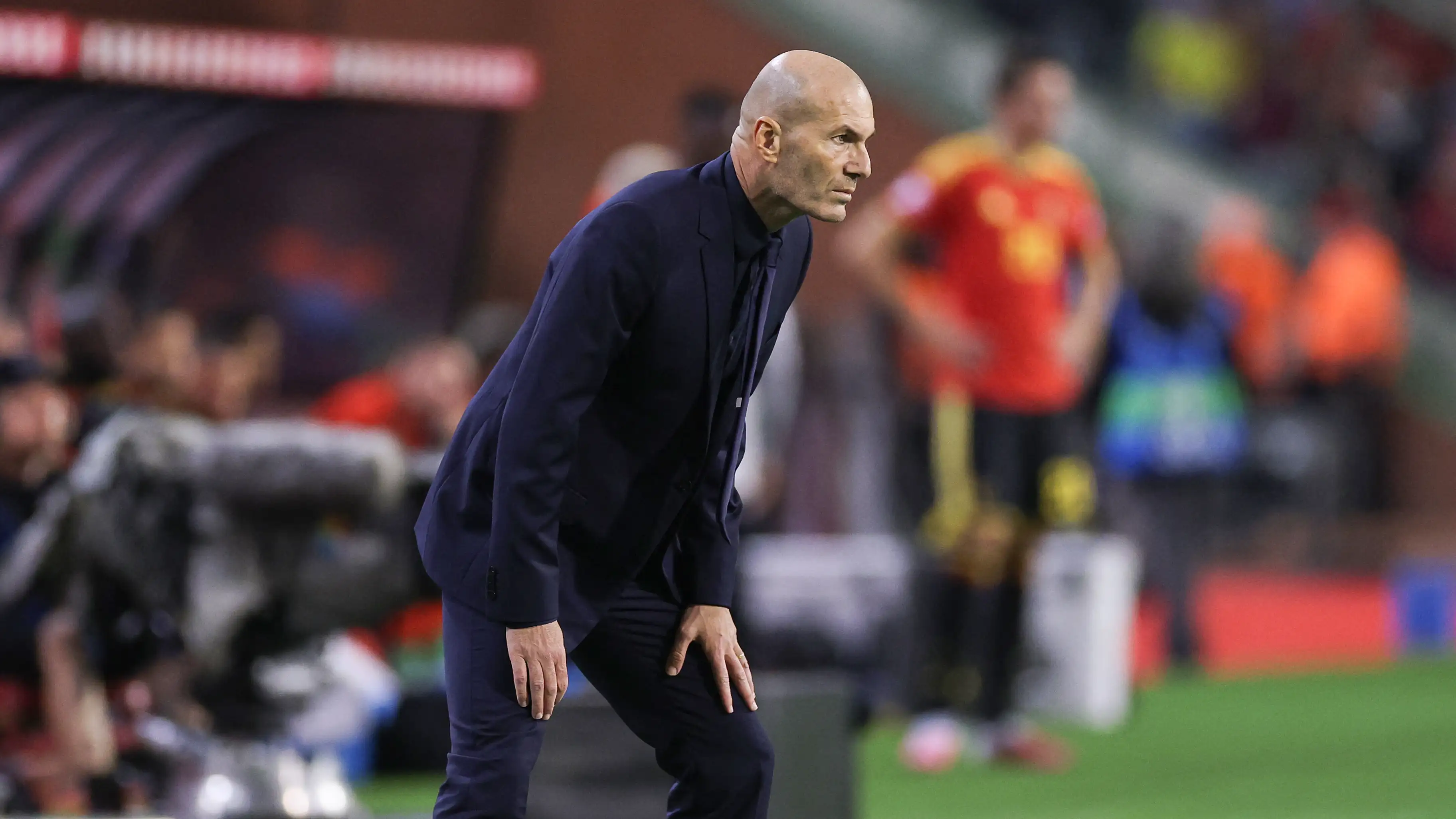 Zidane memberi hadiah kepada bintang-bintang Prancis sebelum duel melawan Italia