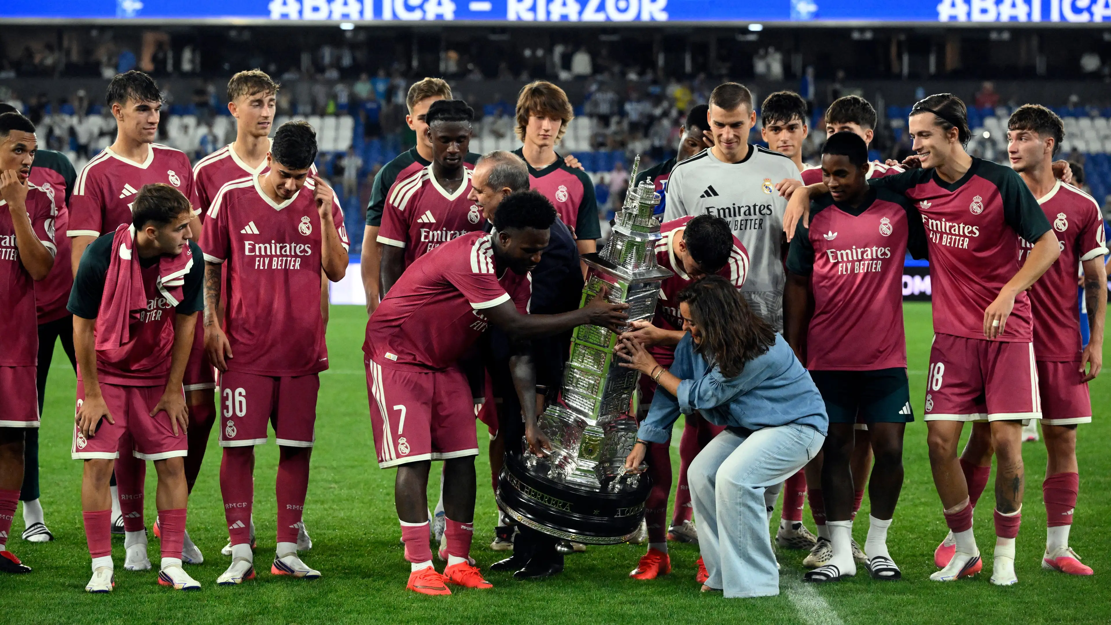 Usai Real Madrid Juara: Vinicius Mengolok-olok Trofi Bergengsi Itu