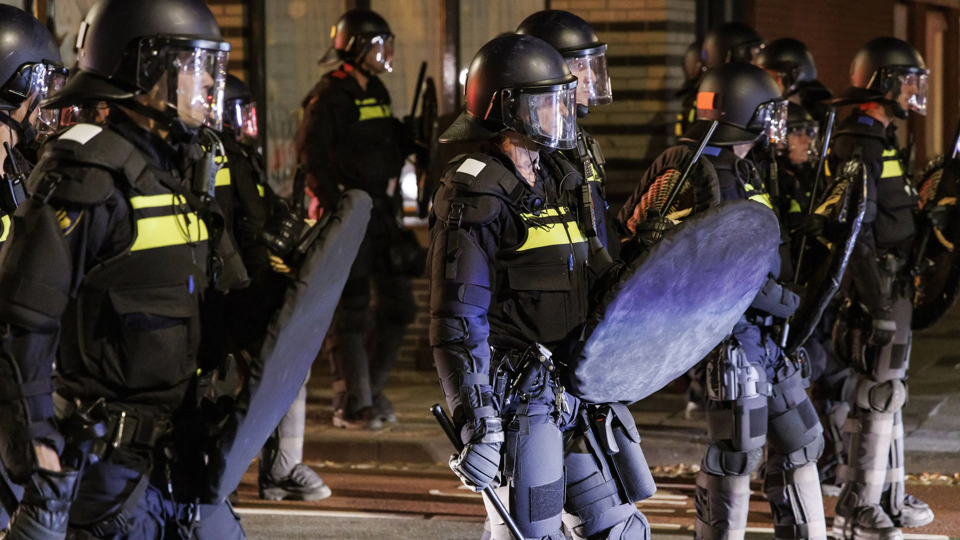 Perkelahian massal antara 70 suporter sepak bola di Eindhoven; polisi dikerahkan besar-besaran
