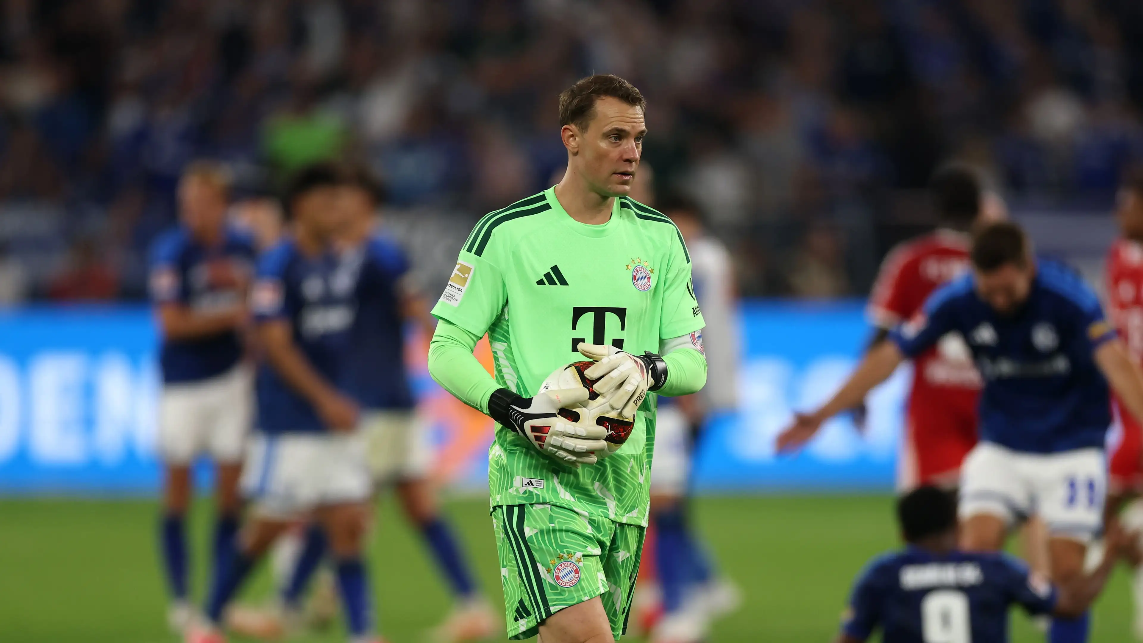Suporter Schalke Menghina Neuer dengan Menyebut Ayahnya, Eberl Merespons