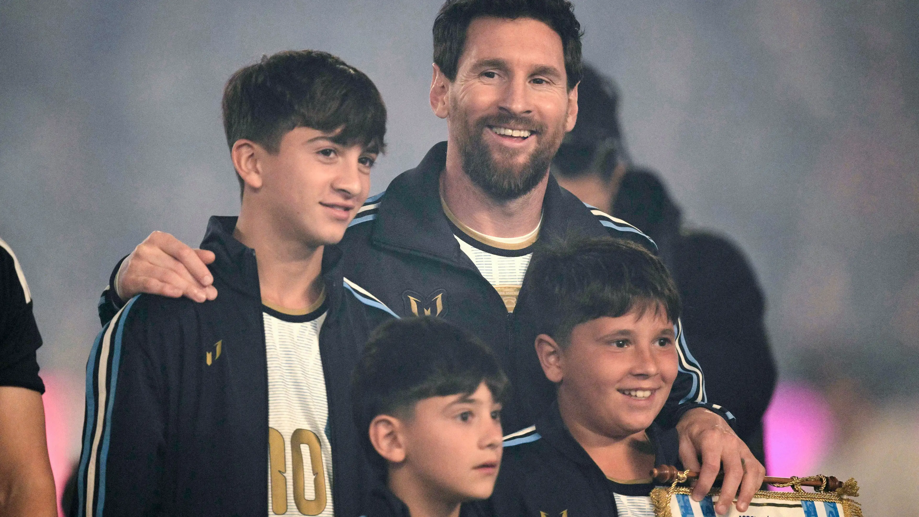 Video: Pelukan keluarga yang membekukan waktu, air mata putra Messi mencuri perhatian