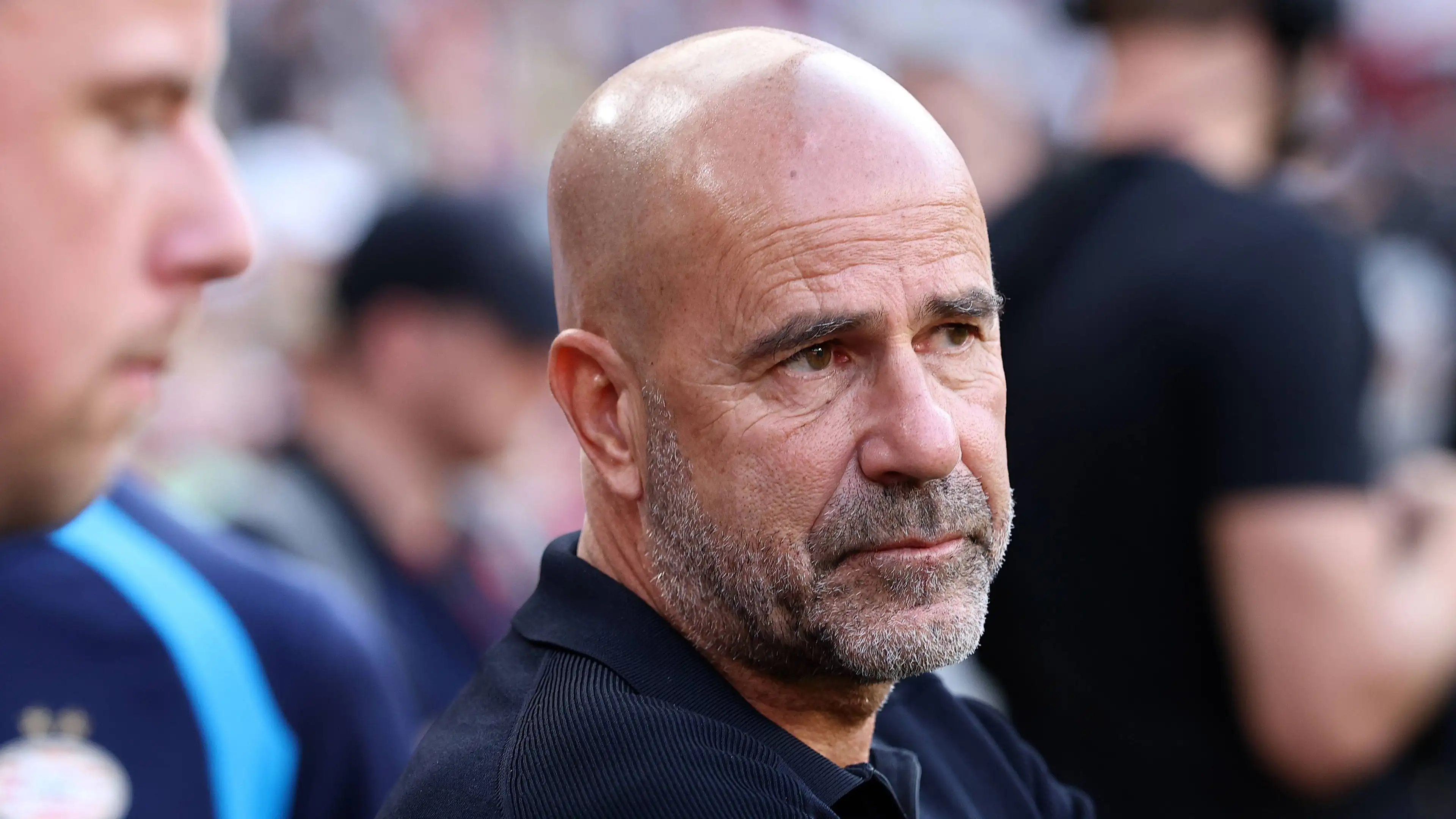 "Peter Bosz sedang berada di bawah tekanan internal di PSV. Dia tidak akan menuntaskan musim ini"