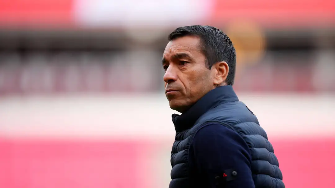 Giovanni van Bronckhorst terpaksa melakukan perubahan di lini belakang Feyenoord