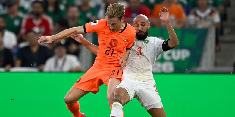 Alasan Hansi Flick Cabut Sementara Ban Kapten Frenkie de Jong di Barcelona