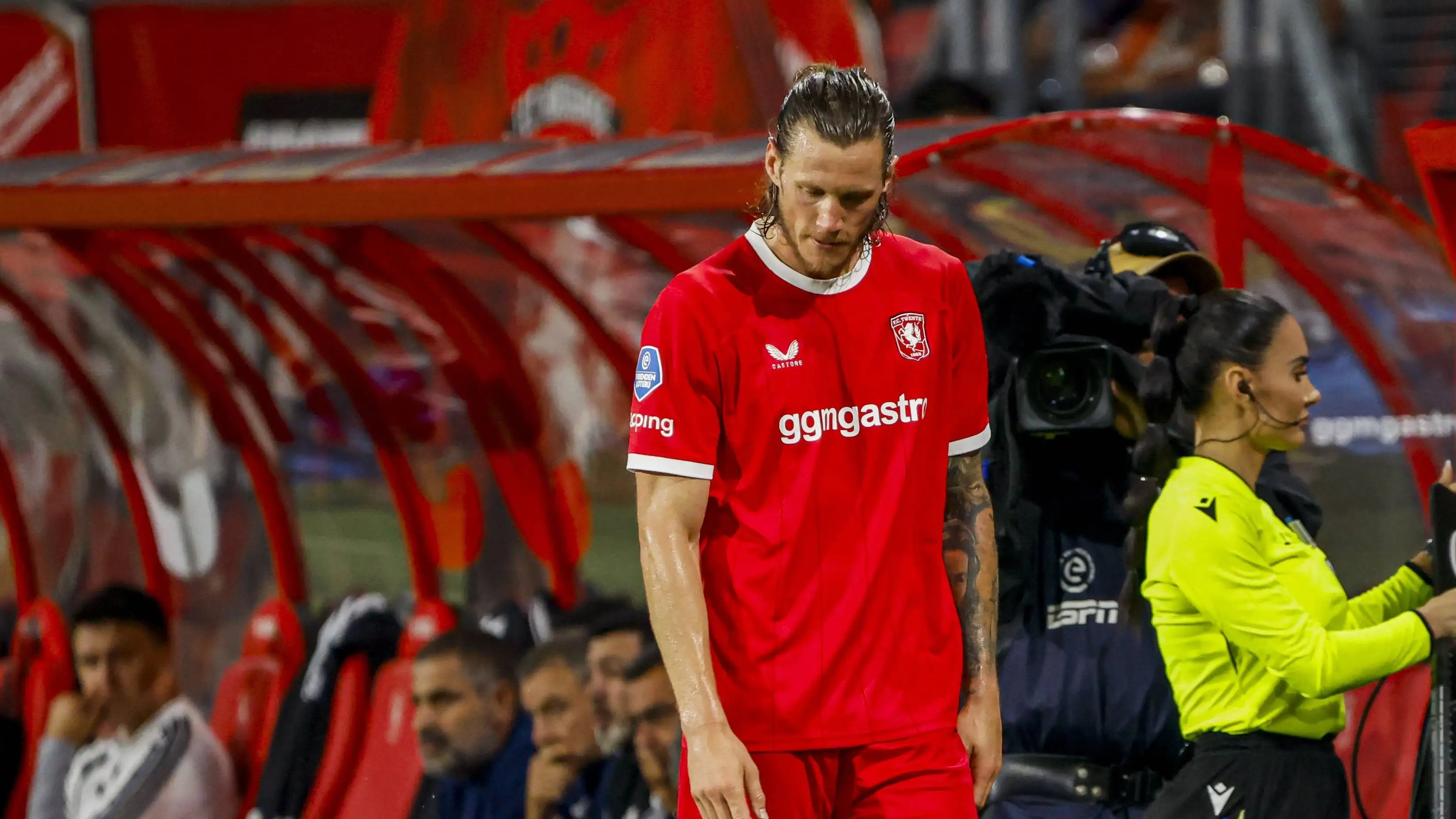 Wout Weghorst mengalami momen yang sangat menyakitkan pada menit ke-61 di De Grolsch Veste