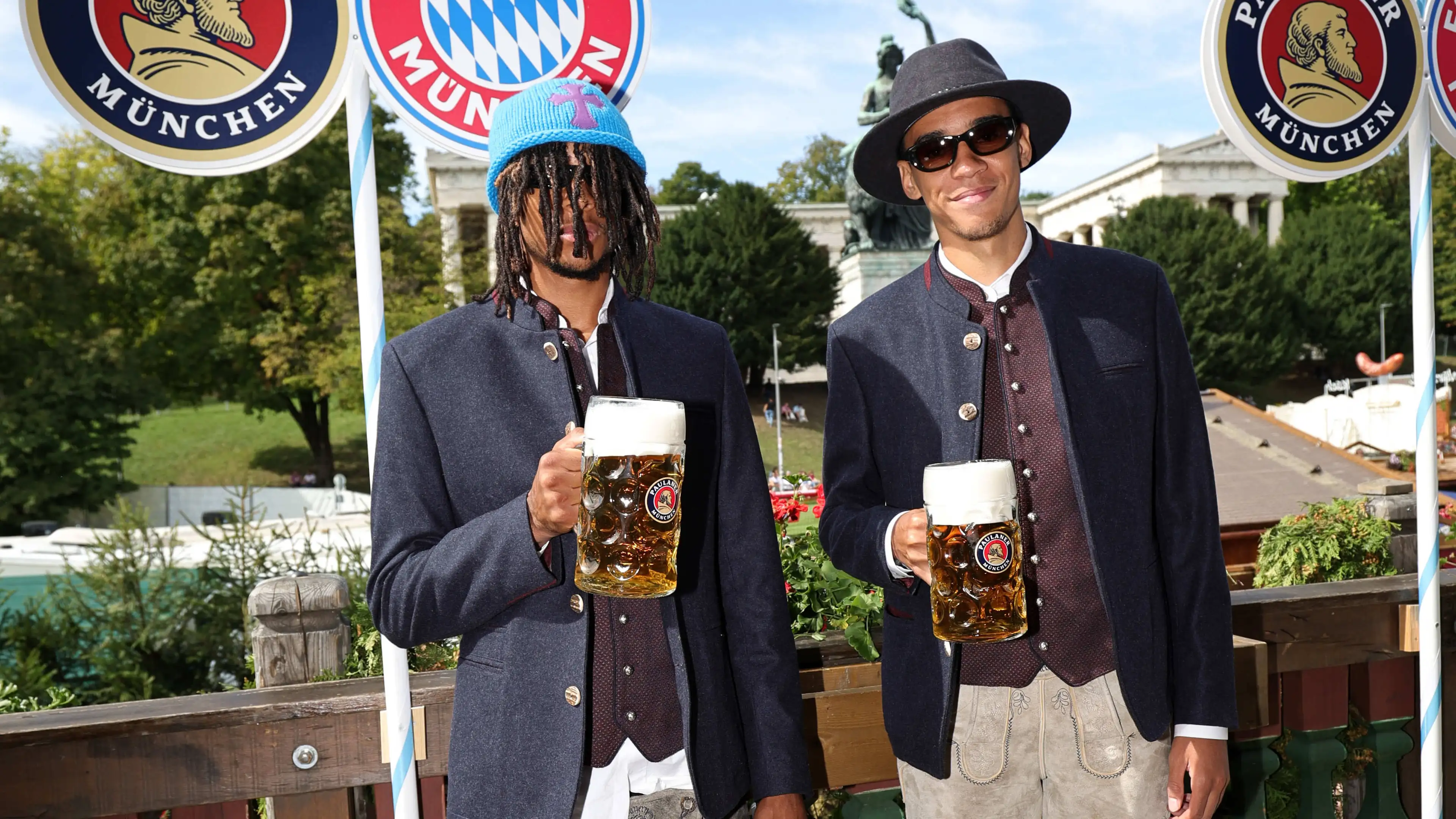 Topi Smurf untuk lederhosen: Penampilan nyentrik berikutnya dari Michael Olise di Oktoberfest