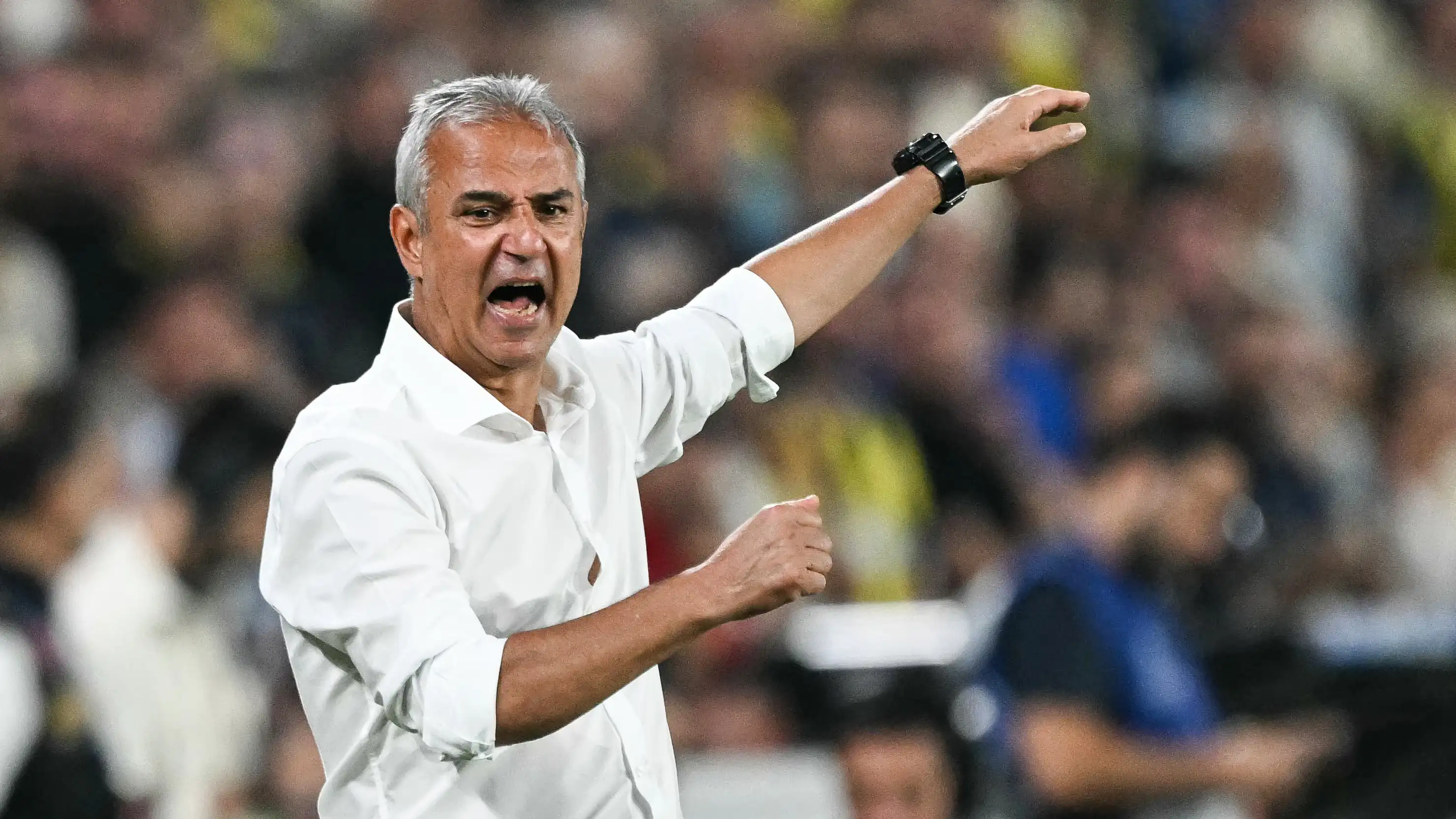 Pelatih Fenerbahce Ismail Kartal dilempari botol air ke kepala dan gagal mengundurkan diri