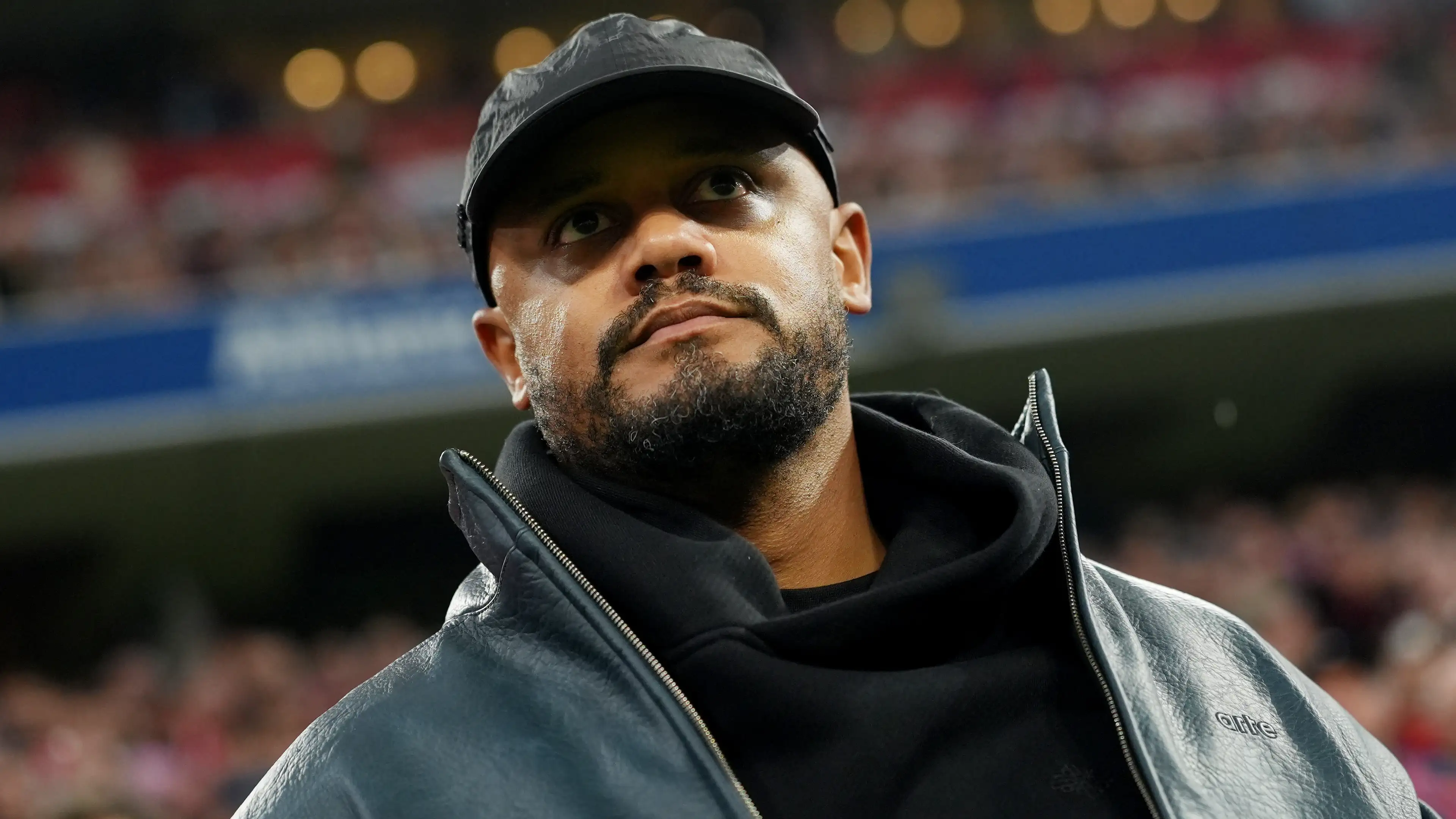 Pelatih Bayern Munich Vincent Kompany tampaknya mengalami cedera lain saat dirinya ambruk