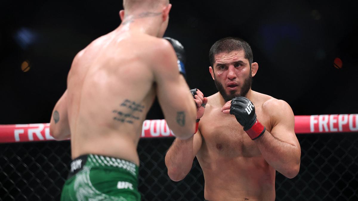Islam Makhachev Pertahankan Gelar Usai Menang atas Ian Machado Garry di UFC 330