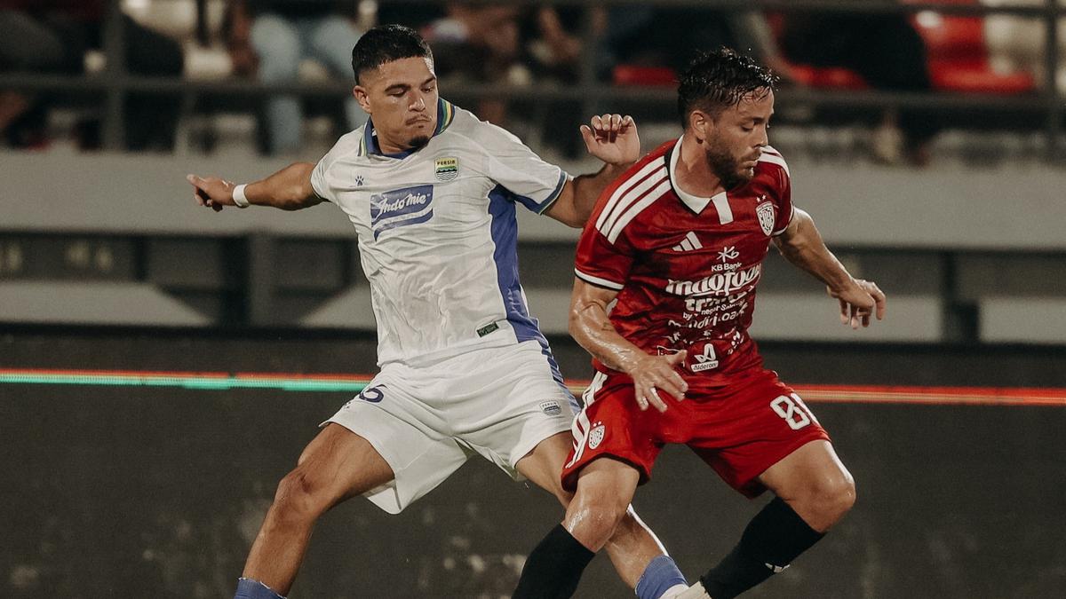 Ragnar Oratmangoen Langsung Angkat Trofi di Debut, Ini Targetnya Bersama Persib Bandung