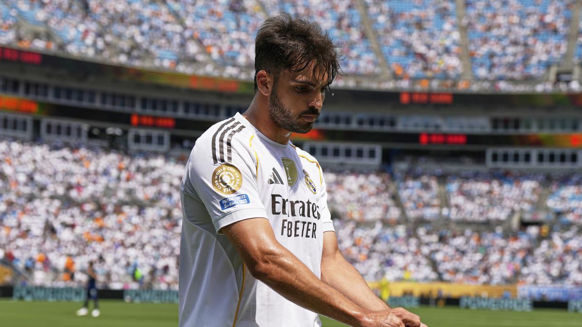 Tolak Godaan Chelsea dan Liverpool, Bek Spanyol Komitmen ke Real Madrid
