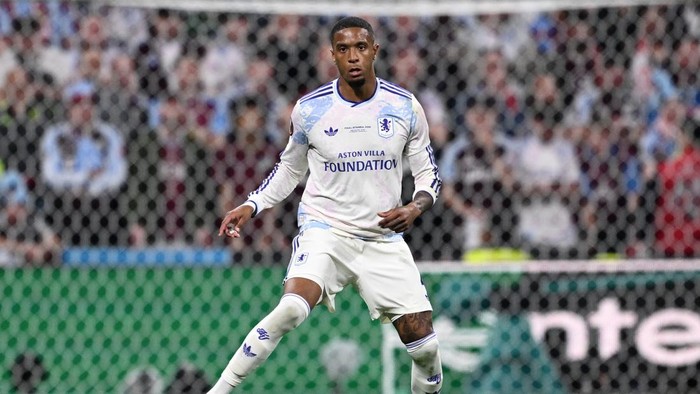Arsenal Resmikan Transfer Ezri Konsa