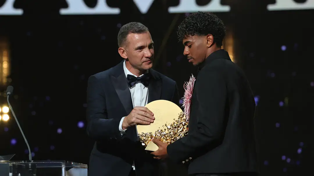 “Penghargaan ini seharusnya untuk Cubarsi!” Lamine Yamal membuat pengakuan mengejutkan sebelum memberi jawaban jahil kepada Thierry Henry setelah memenangi Trofi Kopa untuk ketiga kalinya