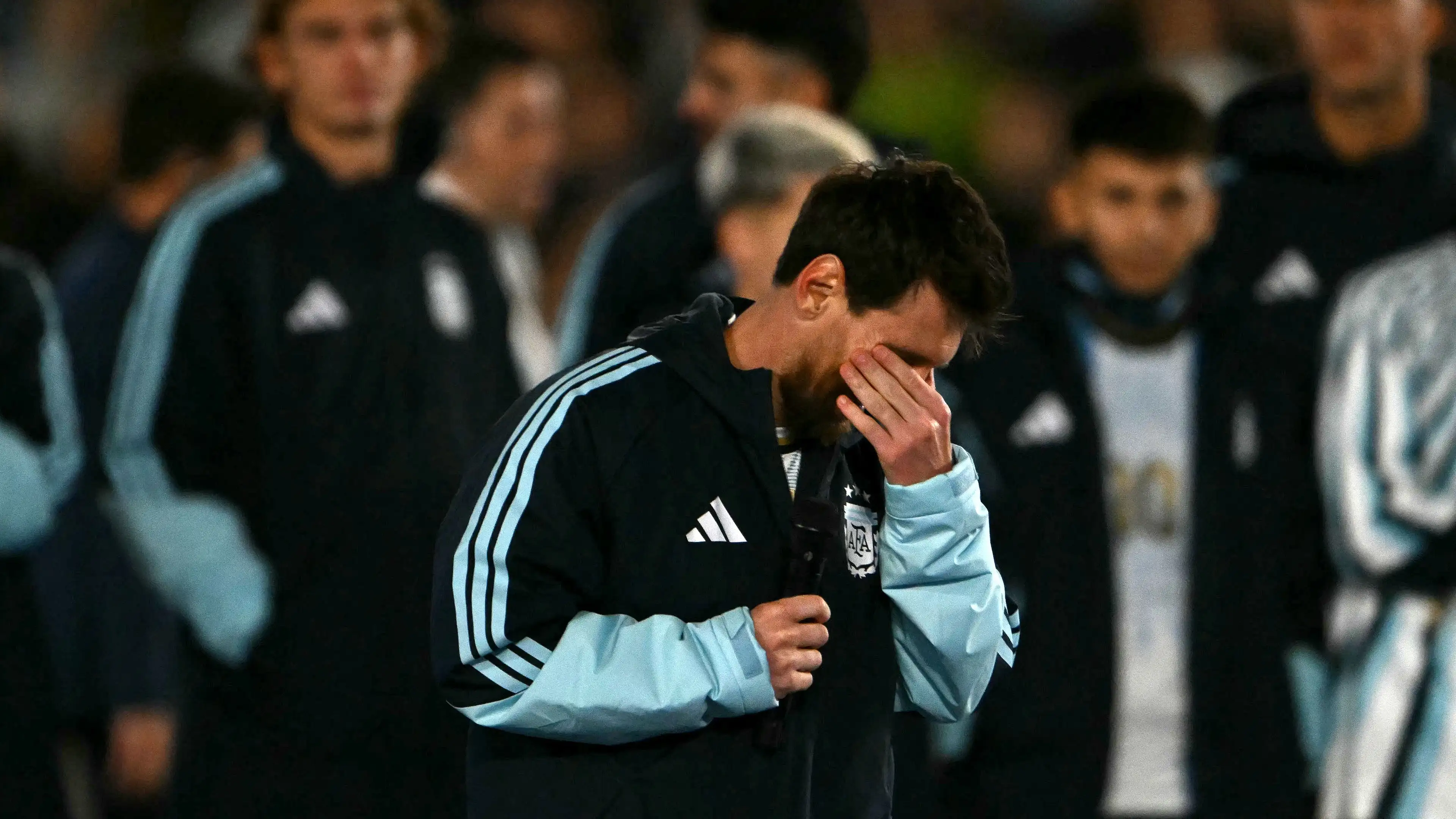 Serakah di malam penghormatan: 10 detik yang membuat Messi kebingungan dan memicu kemarahan suporter Argentina