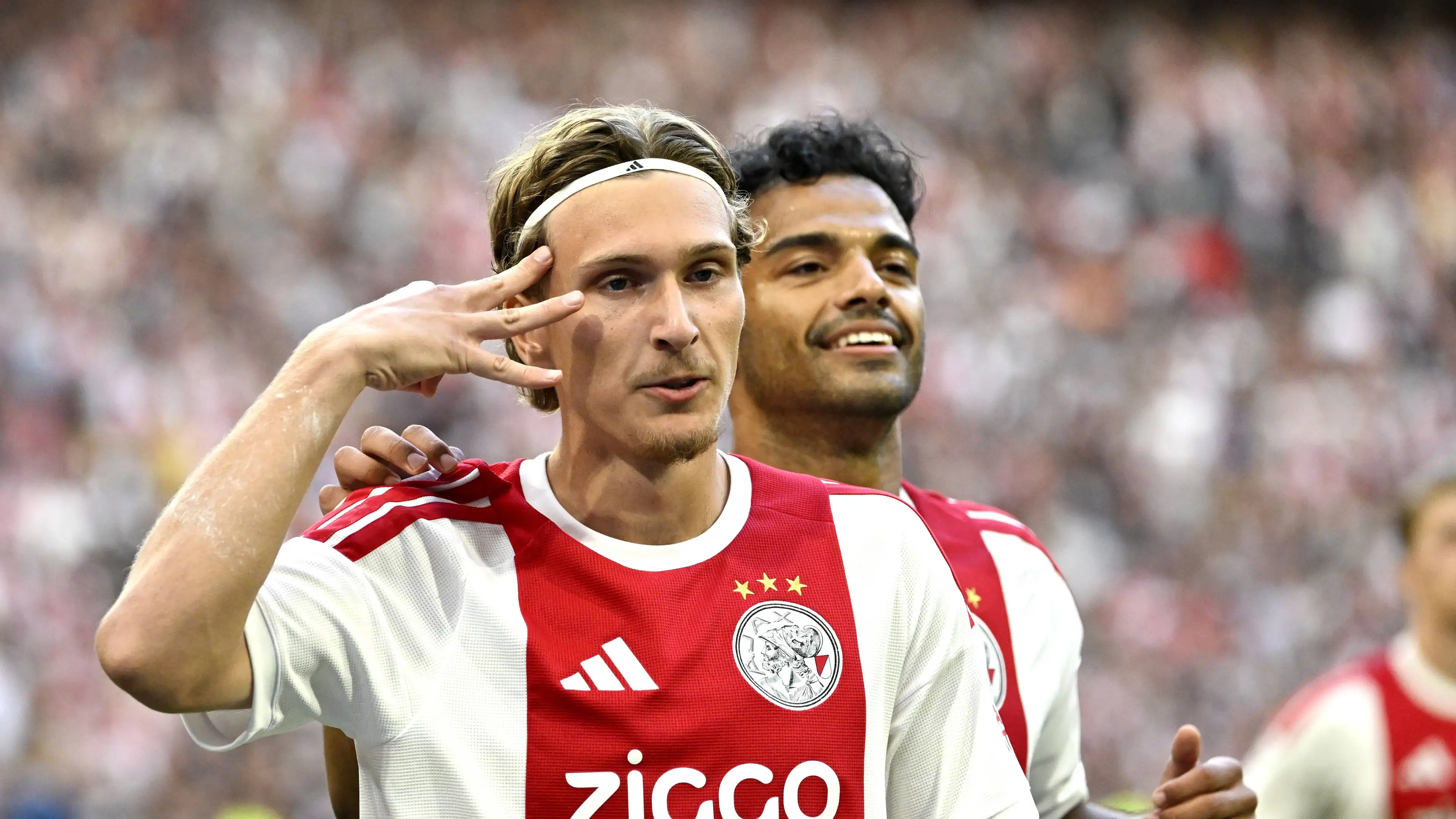 PSG datang dengan tawaran yang dinaikkan secara besar-besaran untuk bintang Ajax, Godts