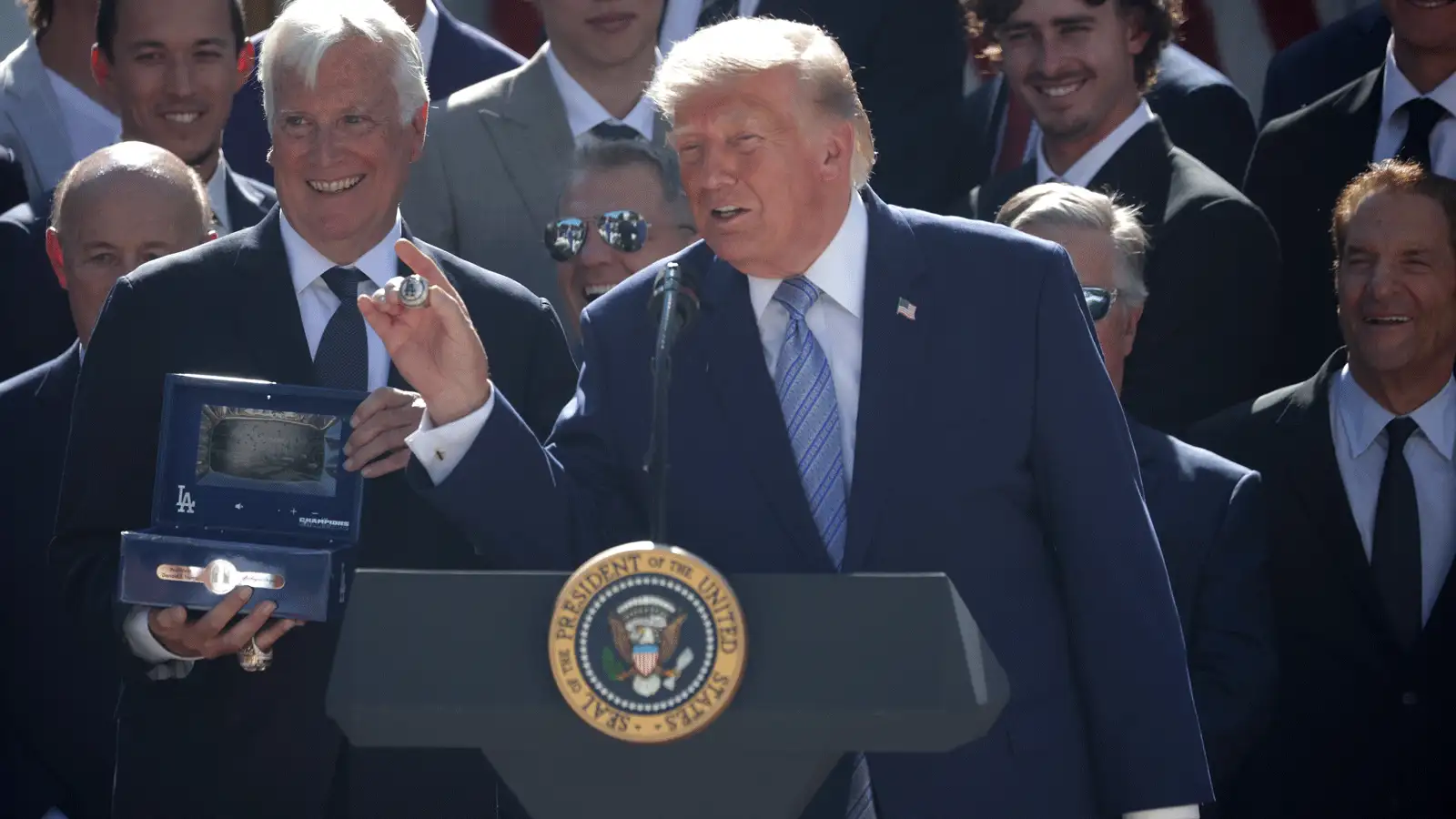 Trump: LeBron James adalah aib dalam arti sebenarnya, dan dia harus minta maaf